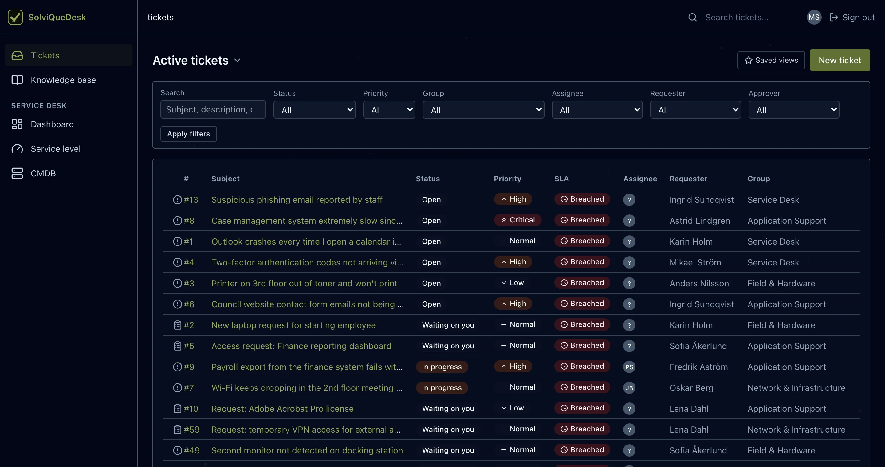 The SolviQueDesk ticket list, showing open tickets with status, priority, SLA and assignee.